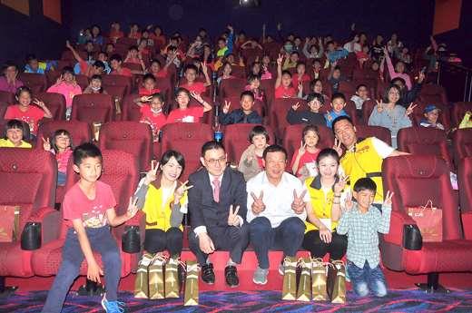 金湖鎮公所和昇恆昌公司昨（3）日包下國賓影城，邀請金湖學區1700位學生看電影。（陳冠霖攝）