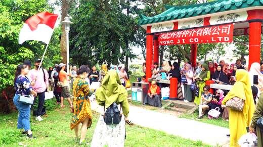 印尼籍穆斯林勞工慶祝開齋，高舉印尼國旗排解思鄉愁，並齊聚東門公園慶祝。（許峻魁攝）