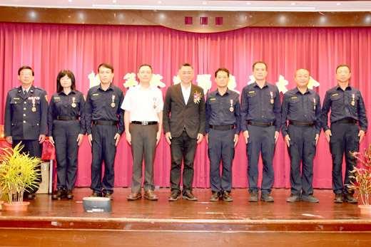 金門縣警察局舉辦警察節慶祝大會，縣長楊鎮浯頒獎表揚資深績優警察。（莊煥寧攝）