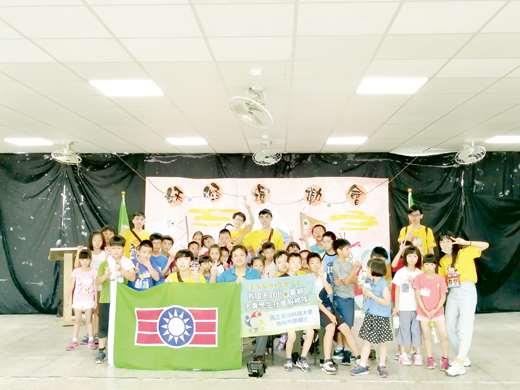 台科大學生到金寧中小學舉辦環保手工藝營隊活動，讓小朋友從遊戲中學習成長。
（救國團提供）