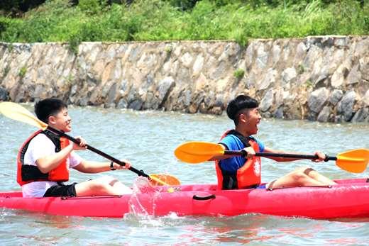 銘傳大學「獨木舟體驗營」讓學員體驗海上划行、獨木舟等水上運動。（銘傳金門分部提供）