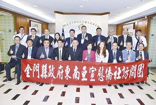 縣府星馬參訪團昨日拜會駐馬來西亞台北經濟文化辦事處大使洪慧珠（前排右5）等人。（陳冠霖攝）