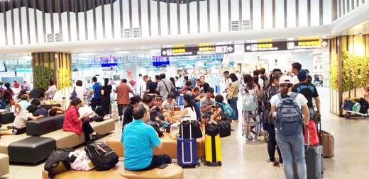 白鹿颱風遠離，台金空中交通於昨日中午過後恢復疏運，機場出境大廳湧入旅客。（許加泰攝）