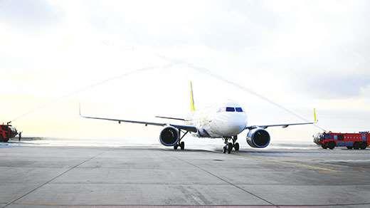 汶萊航空包機首航，昨日清晨七時左右抵達金門機場，航站灑水歡迎。（許峻魁攝）