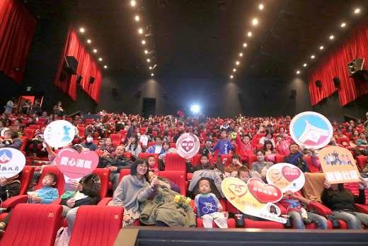 公益彩券盈餘宣導活動邀請民眾看電影，吸引460位民眾捧場。（社會處提供）