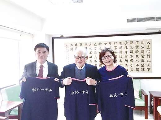 柏村國小去年60週年校慶，校長許雪芳（右）當時前往台北訪問郝柏村（中）。（柏村國小提供）