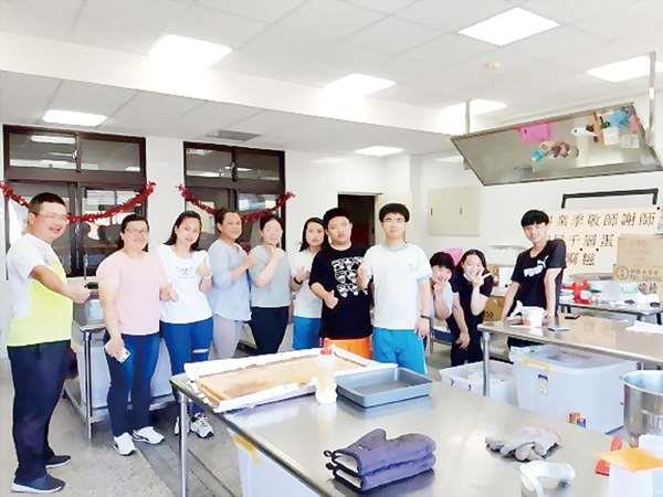 金城國中技藝班在畢業前夕製作印尼風味的蛋糕分送老師，感謝學校讓他們在學習的歷程中有了不同的選擇與體驗。（金城國中提供）