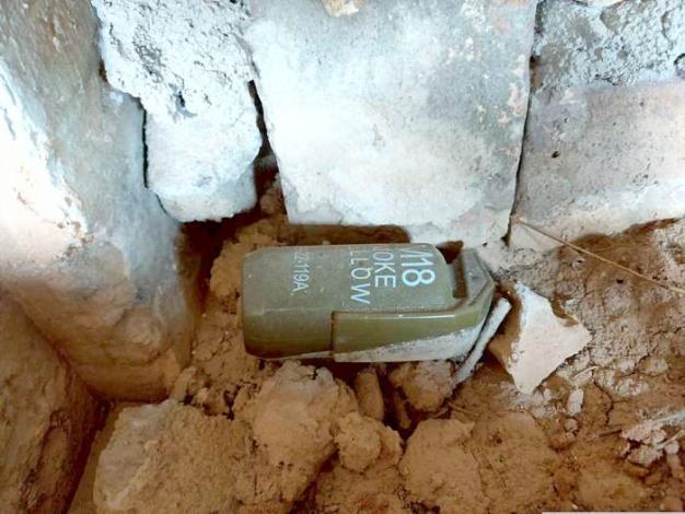 昨日上午同安渡頭碉堡射口附近發現疑似未爆手榴彈一枚，經軍方「未爆彈小組」到場勘驗，確定是「仿真手榴彈」殘體，虛驚一場！（觀光處提供）