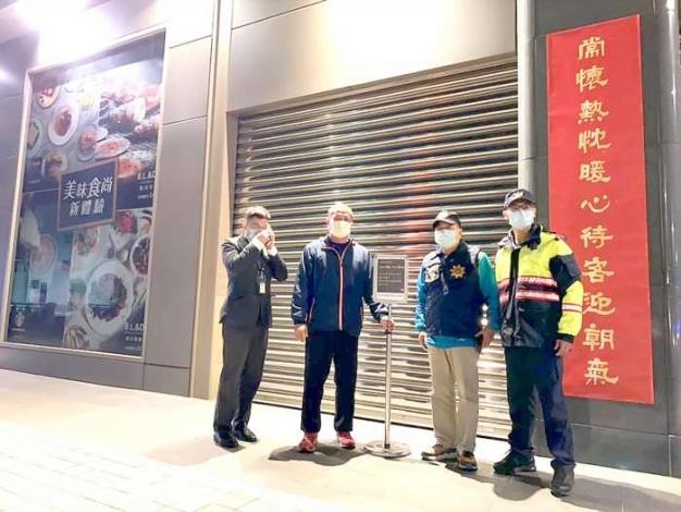 金湖分局員警31日晚間到昇恆昌金湖廣場門口巡邏，以防有民眾到場夜排。（金湖分局提供）