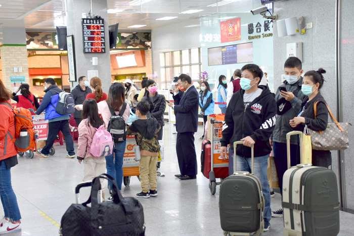 春節連續假期昨日結束，因受疫情影響，尚義機場收假人潮比往年減少。（李金鎗攝）