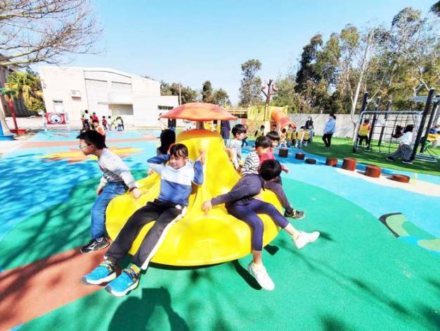 柏村國小新學期啟用新的遊樂設施，學生們玩得不亦樂乎。（柏村國小提供）