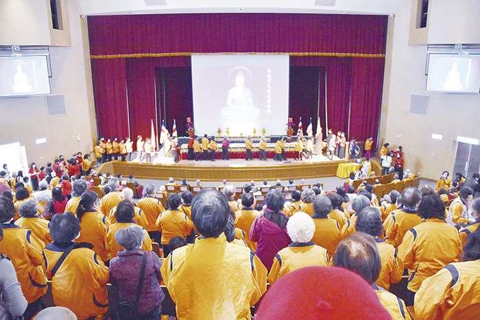 金門縣佛教會舉辦110年歲末祝福點燈祈福法會，參與的民眾擠滿整個社會福利館。（詹宗翰攝）