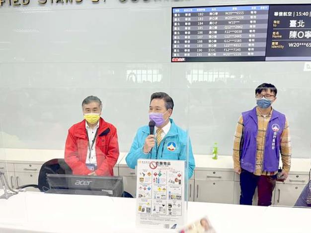 陳福海縣長昨日兩度前往機場關心，宣布準備加班機讓旅客能順利返台。（高凡淳攝）