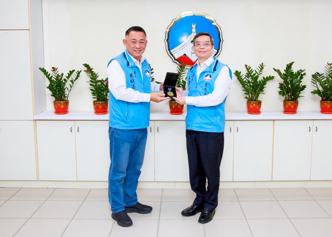 1091104縣長頒授「防疫英雄獎章」予警光會館，並由警察局長蔡春祥親自受獎。