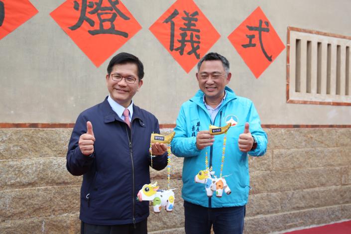 交通部長林佳龍（左）與金門縣長楊鎮浯共同主持贈燈儀式。