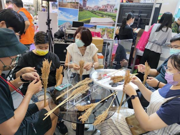 1101001台北國際夏季旅展金門館安排高粱掃帚DIY，參與民眾初體驗感覺很新奇。