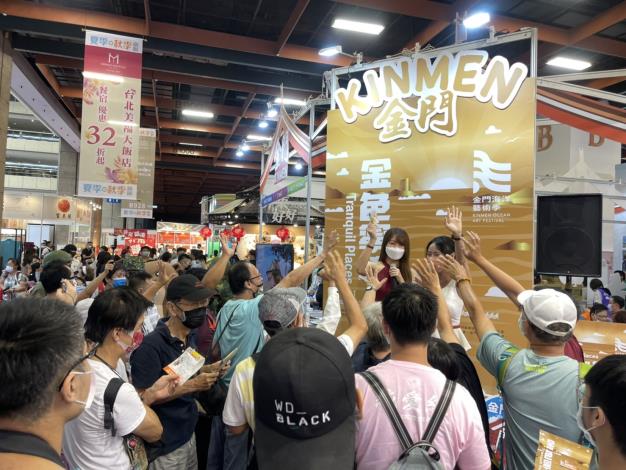 1101001台北國際夏季旅展，網紅-耶比來推介金門遊程、與遊客互動熱絡。