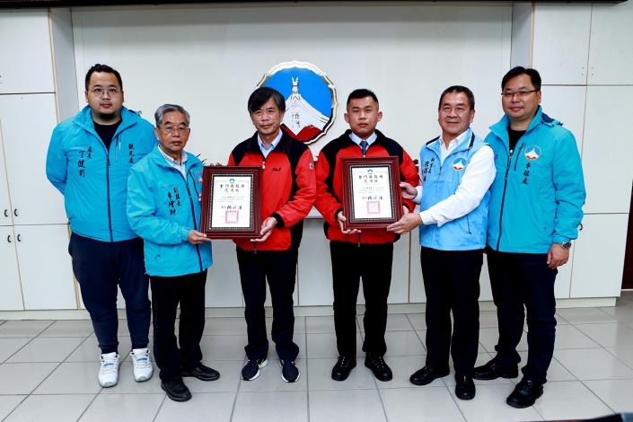 1110303 「台灣好行」有功人員接受頒獎。