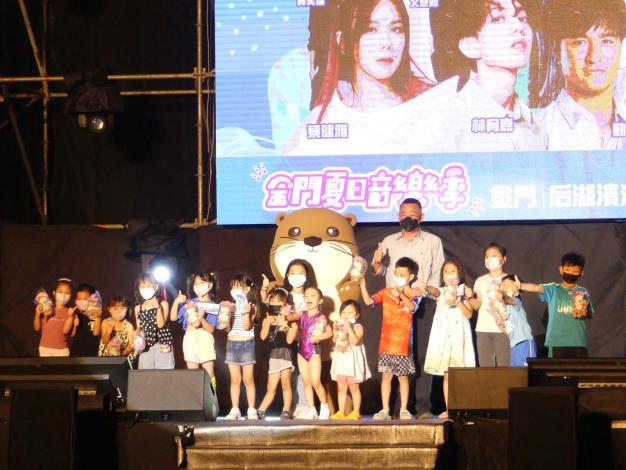 1110726金門夏日音樂季，縣長楊鎮浯與小朋友同台歡樂。