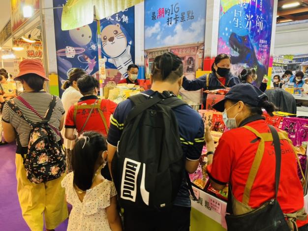 1110705台北國際夏季旅展，各項特產吸引民眾搶購，買氣強強滾。