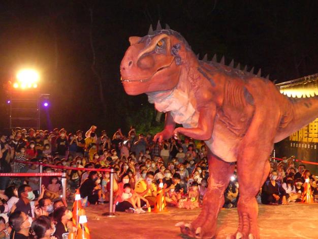1110825 2022金門星光節恐龍劇演出，擬真大型恐龍與大、小朋友見面，互動同樂。