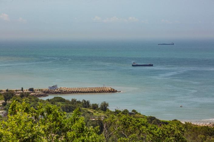 1110930 「134高地」即時影像可遠眺大船入港及料羅與新湖漁港周邊海域浪況。