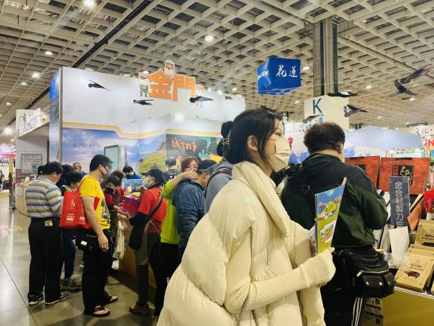1111104  ITF台北國際旅展金門館金門特產吸引民眾搶購，買氣強強滾。