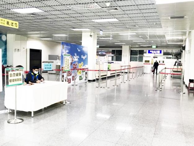 1100126金門縣政府即日起於機場開設自主健康管理報到站，加強防疫作為。02