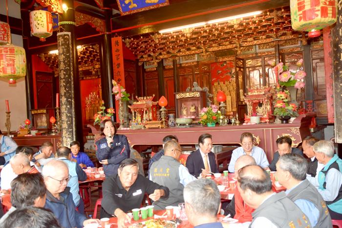 1121201尋求連任的立委陳玉珍也出席聯誼餐會爭取宗親的支持。（莊煥寧攝）