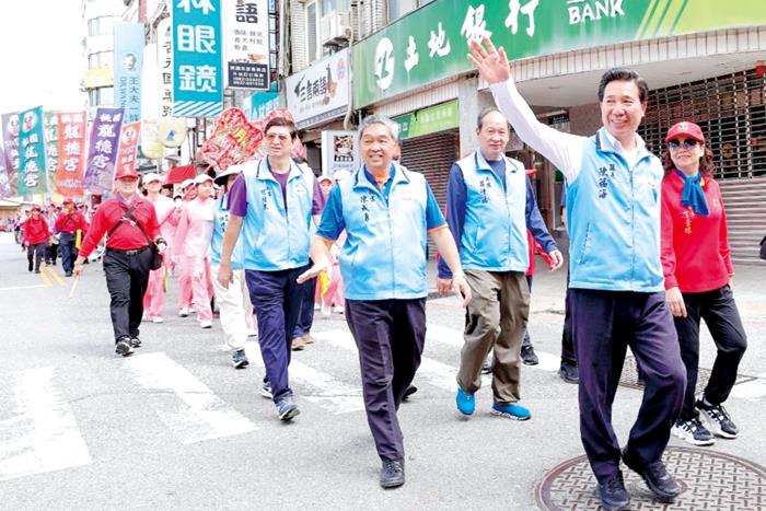 1130629縣長陳福海隨行媽祖鑾轎繞境山外市區。