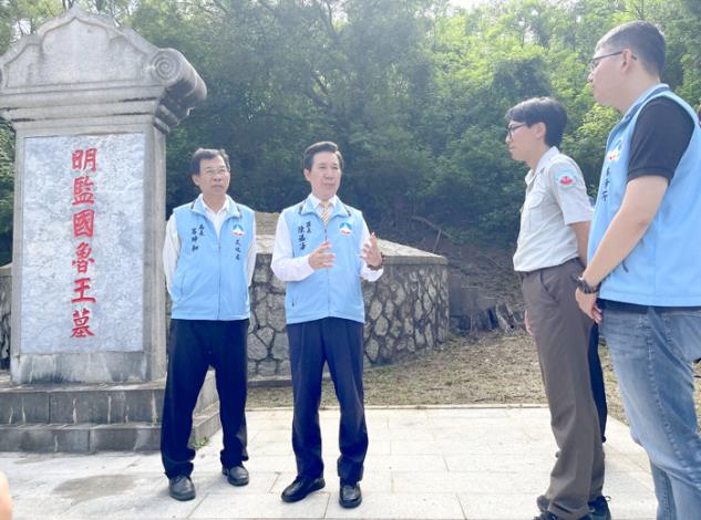 1130620祭典完成後，陳福海也巡視了魯王墓園區周遭環境，針對園區古蹟的維護與環境整理做重點提示。