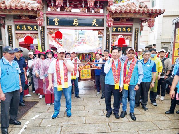 1130602縣長陳福海、鎮長李誠智、代表會主席郭永隆等人為媽祖鑾轎抬轎。