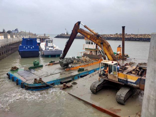 1110421  「完成新湖漁港改善工程」泊地浚挖數量約38666立方公使。