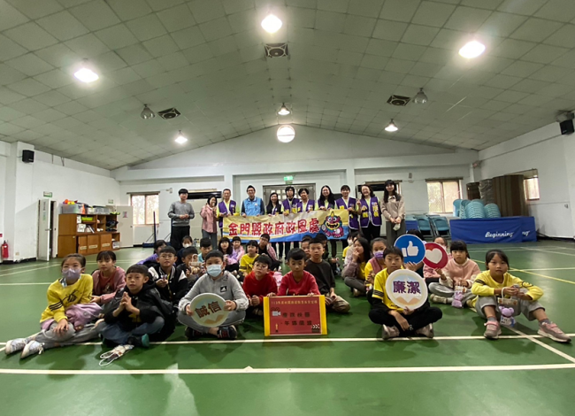 1131120縣府政風處偕同廉政志工隊辦理「校園廉潔教育反貪活動」合照-湖埔國小