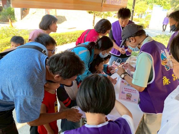 114年11月1日金門縣政府政風處攜手廉政志工 深入鄉村市集宣導防詐識詐