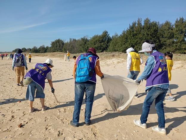 114年11月9日金門縣政府政風處攜手廉政志工 推動「永續發展．淨灘(貪)行動」