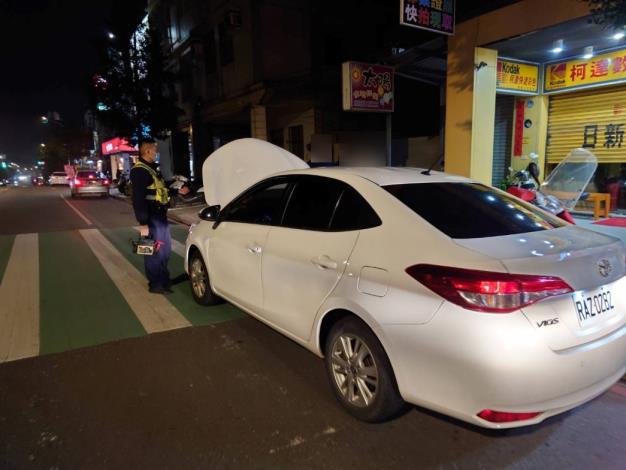 1120122民眾車輛路中故障 城警及時電霸馳援-1