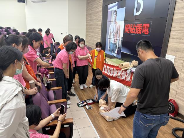1140429辦理中正國小教職員工「CPR AED」急救訓練2.JPG