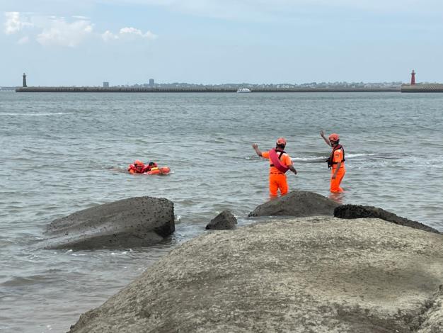 1110824 台電公司及海岸巡單位聯合辦理海洋油污染暨救生救難應變演練 - 岸巡隊使用遙控式救生圈即刻救援落海人員