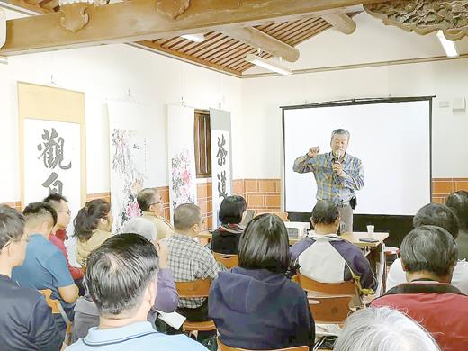 名嘴董智森以〈媒體與媒體人的社會責任〉為題，和與會民眾分享從事新聞工作時的軼聞。 （詹宗翰攝）