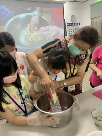 圖、錦能阿嬤教導學員如何將芋頭刨絲