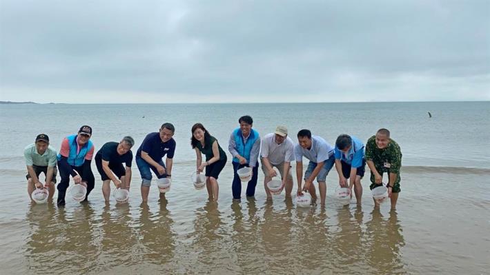 109 06 06楊鎮浯縣長帶領地方首長放流本所培育之魚苗，期待建立生生不息的海洋生態環境