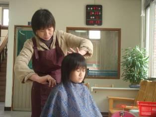 輔導老師為家童剪髮