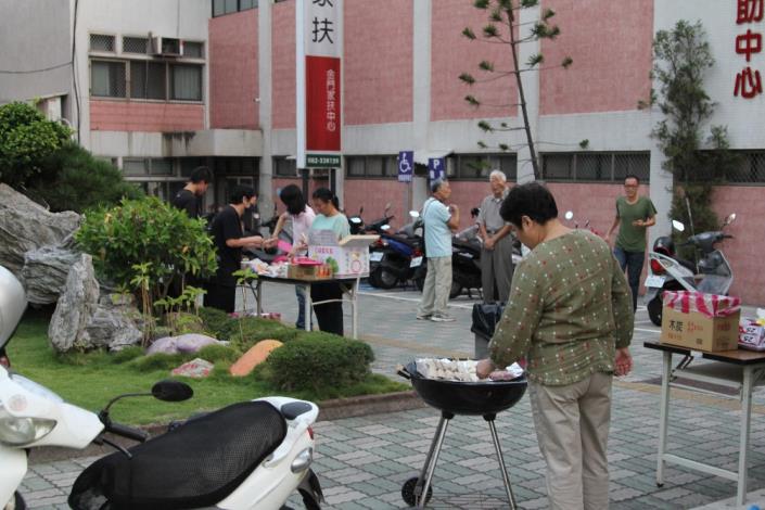 邀請家屬及志工一同共襄盛舉，親師互動中享用烤肉。