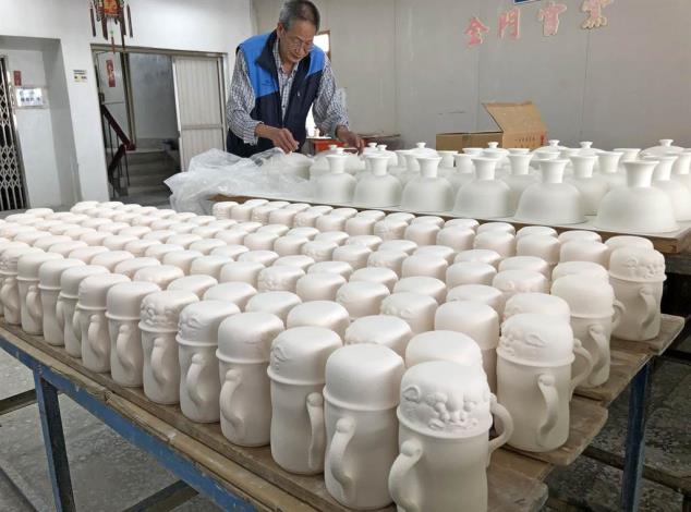 1100224全國唯一官窯金門縣陶瓷廠的「風獅爺蓋杯」製作過程頗為繁複，首先必須塑型做出石膏原模，再翻模澆注成形。