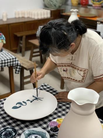1100513陸軍官校777訪金團蒞臨金門縣陶瓷廠參觀，圖為現場體驗彩繪瓷盤。