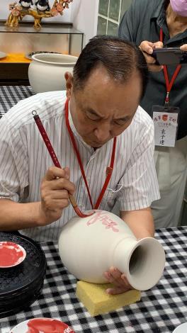 1100513陸軍官校777訪金團蒞臨金門縣陶瓷廠參觀，圖為現場體驗彩繪瓷瓶。
