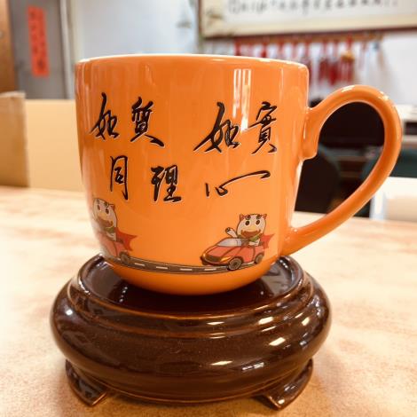 1100702金門縣陶瓷廠推出客製化訂製馬克杯服務，圖為客人訂製馬克杯完成品(右)。
