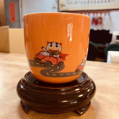 1100702金門縣陶瓷廠推出客製化訂製馬克杯服務，圖為客人訂製馬克杯完成品(中)。