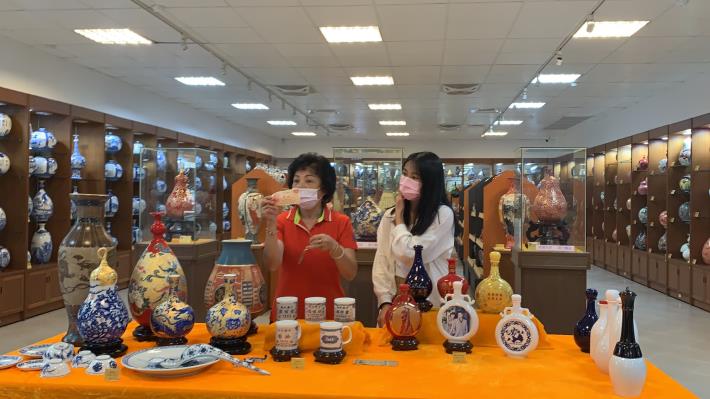 1100723金門縣陶瓷廠參與樂遊金門直播活動，圖為現場直播介紹舊紙鈔馬克杯由來。
